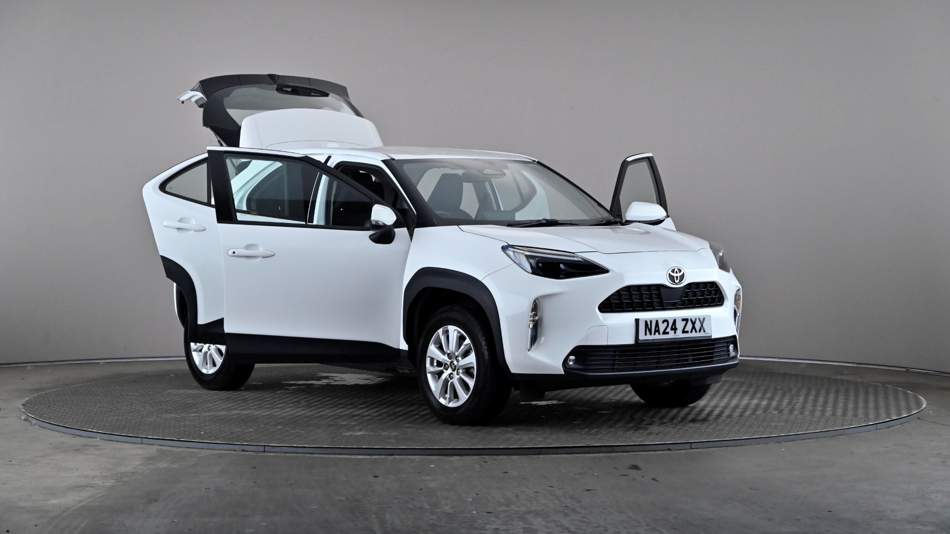 2024 TOYOTA YARIS CROSS 1.5 HYBRID ICON CVT PETROL HYBRID AUTOMATIC 6,272 MILES WHITE 20,197 316... photo